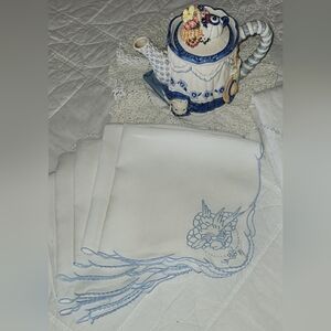 Beautiful Vintage Embroidered, cutwork tablecloth & Napkin Set